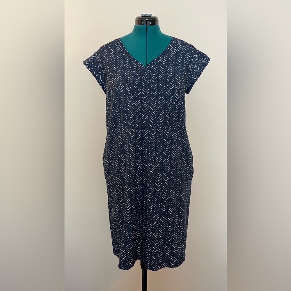 👗 Eddie Bauer Blue and White Patterned Midi Dress